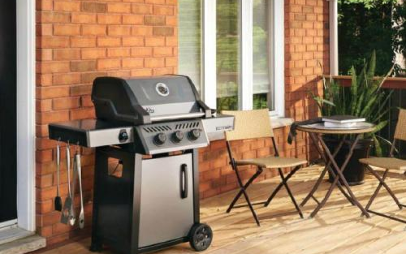 Napoleon Freestyle 365 Freestanding 3 Burner Propane Gas Grill